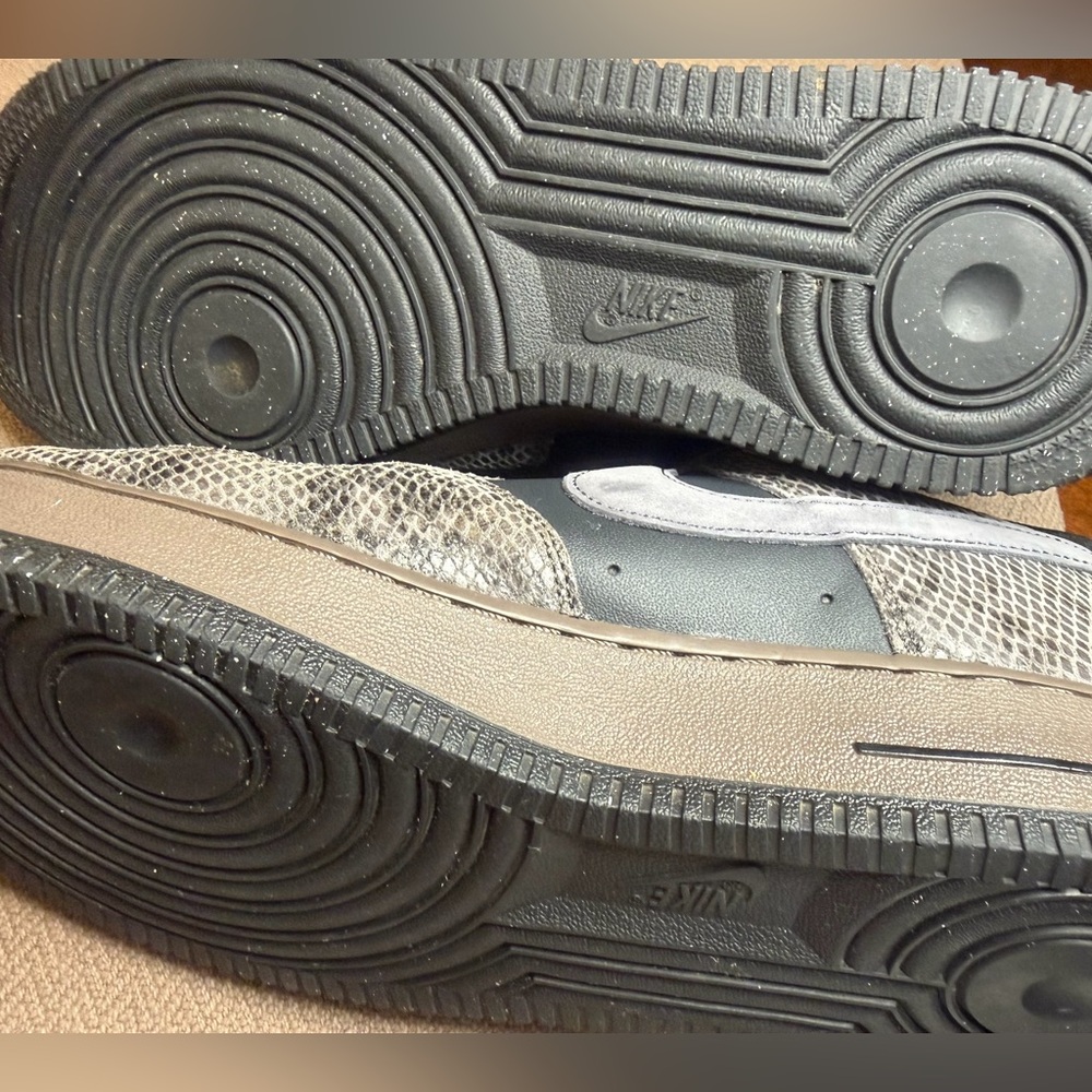 Nike Air Force 1 Snakeskin Edition
Men’s 10 - Picture 9 of 9